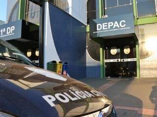 Dupla foi levada para a Depac (Delegacia de Pronto Atendimento Comunitário) do Centro. (Foto: Henrique Kawaminami)