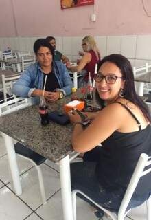 Michele e Karla momentos antes de almoçarem pela primeira vez no restaurante. (Foto: Thaís Pimenta)