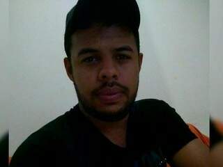 Adilson Silva Ferreira dos Santos, 23, foi morto durante show na madrugada deste domingo (24). (Foto: Reprodução/Facebook)