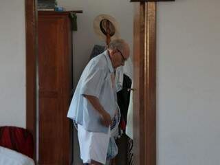 Jesuíno vestindo a camisa pra tirar a foto. (Foto: João Paulo Gonçalves)