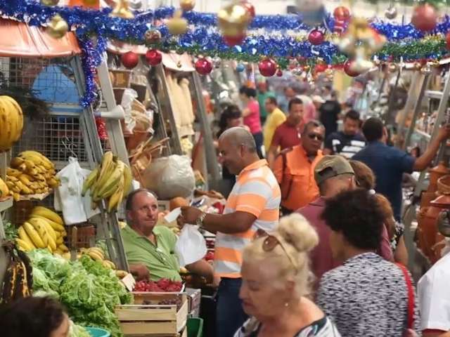 Em busca de itens para a ceia, clientes movimentam Mercado Municipal