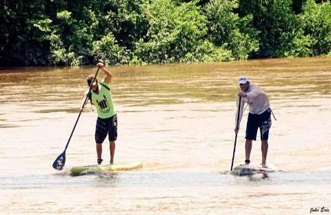 Prova de canoagem no Rio Aquidauana leva esportistas à prainha de Anastácio
