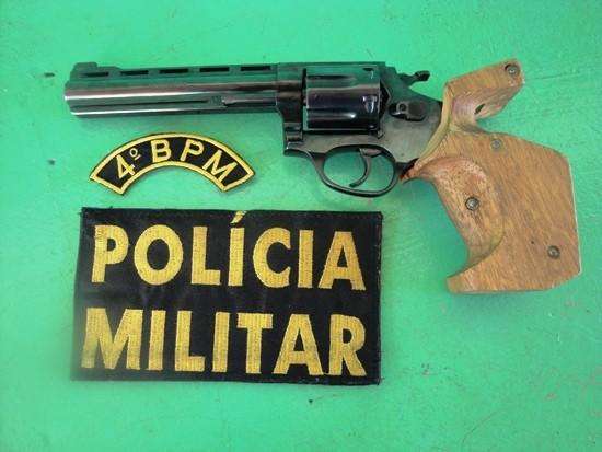 Adolescente &eacute; flagrado com rev&oacute;lver calibre 32 dentro de escola p&uacute;blica