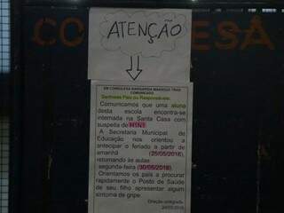 No portão da escola, aviso sobre suspensão das aulas (Foto:Fernando Antunes)