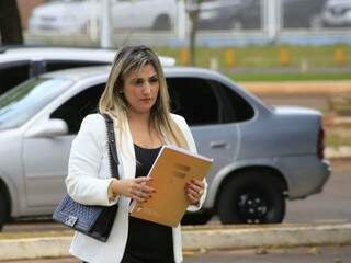 Luciana Abou Ghattas chega para acompanhar depoimento de cliente ao MPE (Foto: Gerson Walber)