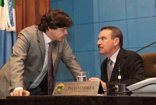 Paulo duarte (PT) conversa com o primeiro secretário Paulo Corrêa (PR). (Foto: Wagner Guimarães/ALMS) 