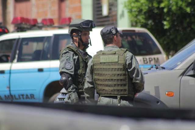 Pol&iacute;cia se prepara para invadir casa onde homem mant&eacute;m a m&atilde;e ref&eacute;m