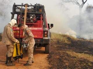 Equipe em trabalho de combate aos focos de incêndio em Miranda (Foto/Divulgação: Corpo de Bombeiros)
