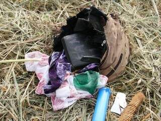 Objetos e bíblia encontrados na bolsa da vítima  (Foto: Saul Schramm)
