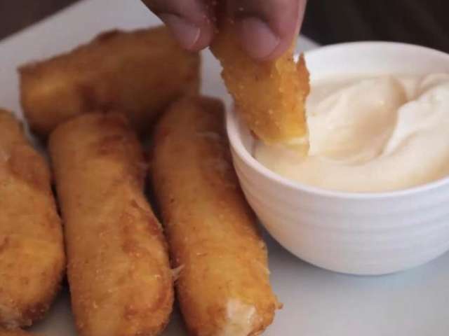 Receita de palitos de mu&ccedil;arela &eacute; de dar &aacute;gua na boca de quem ama queijo