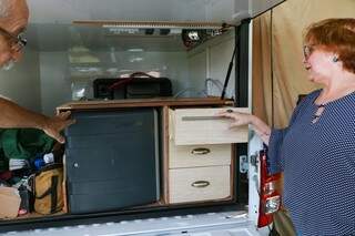 Dentro do baú na carroceria da caminhonete fica a cozinha, com geladeira e fogão portáteis (Foto: Henrique Kawaminami)