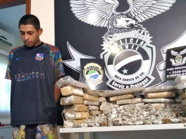 Pol&iacute;cia encontra mala enterrada com 42 quilos de maconha em ponto de venda