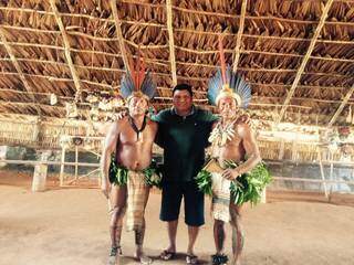Leosmar entre lideranças indígenas do povo Tapuia, de Manaus. (Foto: Arquivo Pessoal)