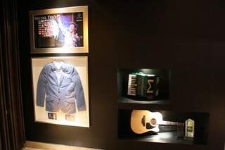 Sala tem objetos pessoais de Michel Teló, como a sanfona, violão e roupas. 