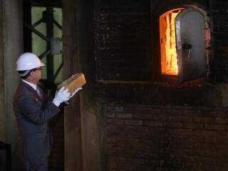 Chefe da Sejusp joga tablete de droga em forno de frigorífico, durante queima recorde de drogas nesta manhã. (Foto: Fernando Antunes)