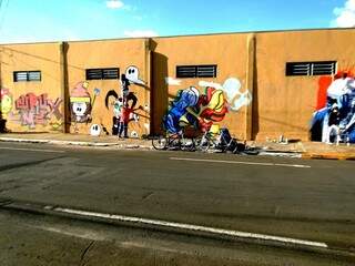 Arte de rua é assim, precisa só de disposição e autorização do dono do muro. (Foto: Giu Beto)