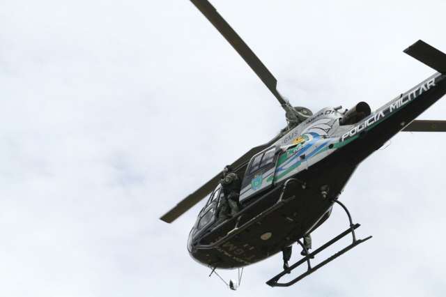 Persegui&ccedil;&atilde;o tem capotagem de Hilux e droga espalhada na BR-060