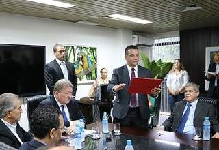 Novo desembargador toma posse em evento restrito a chefes de poderes
