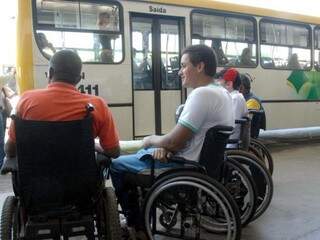 Cadeirantes aguardando embarque em terminal de ônibus. (Foto: Valter Campanato/Arquivo Agência Brasil) 