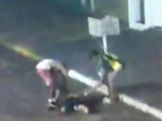Imagem mostra momento em que a vítima, mesmo passando mal, acaba furtando pelos dois homens (Foto: reprodução/vídeo) 