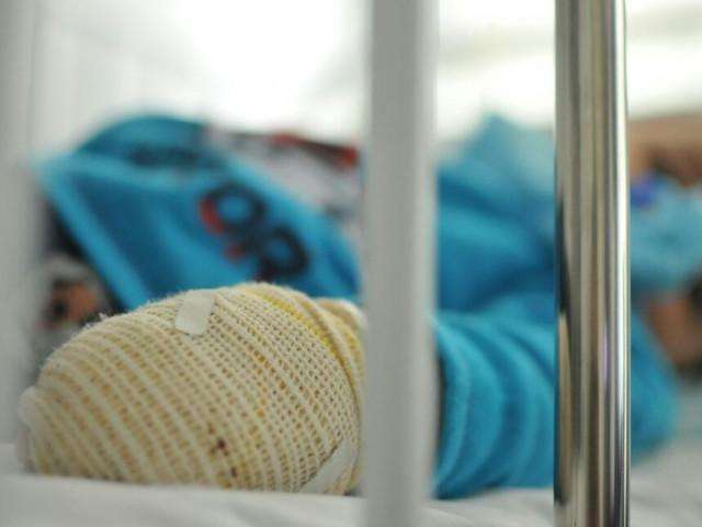 Beb&ecirc; tem parte do dedo decepado em porta de creche municipal