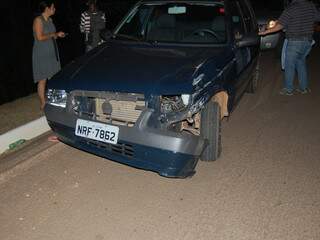 Carro ficou danificado após colisão com motociclista. (Foto: Simão Nogueira)