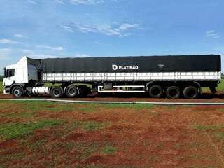 Caminhão foi recuperado na BR-163, perto de Itiquira, no Mato Grosso (Foto: Polícia Civil do MT/Divulgação)