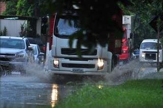Chuva iniciada ontem continuou durante todo o dia nesta quarta-feira em Dourados (Foto: Eliel Oliveira)