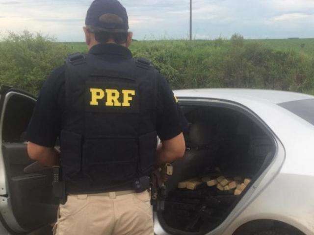 Motorista desrespeita barreira policial, foge e abandona 623 kg de maconha