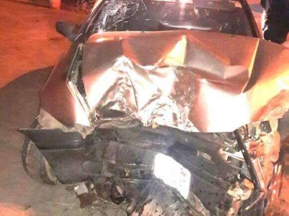 Quatro pessoas ficam gravemente feridas ap&oacute;s carro bater em &aacute;rvore