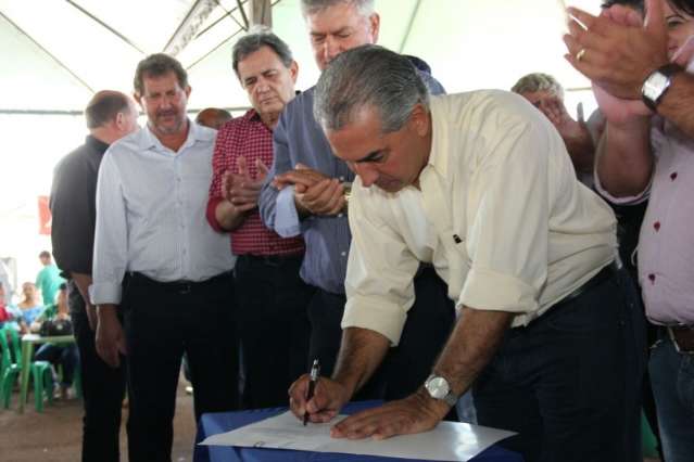 Governador lan&ccedil;a obra, visita escola e participa de festa no interior de MS