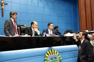 À esquerda, líder do governo Rinaldo Modesto (PSDB); Junior Mochi (PMDB), presidente da Assembleia; deputado Marcio Fernandes (PMDB) e Pedro Kemp (PT). 