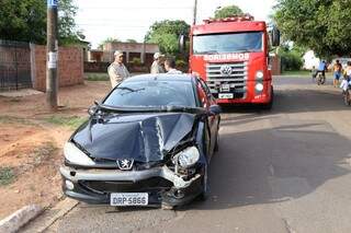 Veículo teve a parte frontal bastante danificada (Foto:Fernando Antunes)