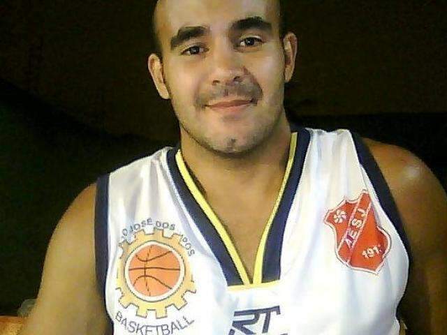 Pol&iacute;cia rastreia bocas de fumo em busca de assassino de universit&aacute;rio 