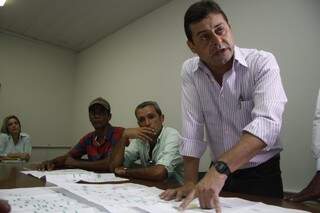Superintende da Seintrha, João Dimas, mostra projeto para moradores e diz que obra começa na segunda. (Foto: Marcelo Victor) 