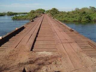 Ponte de 76 metros interliga a região pantaneira da Nhecolândia (Foto: Agesul)