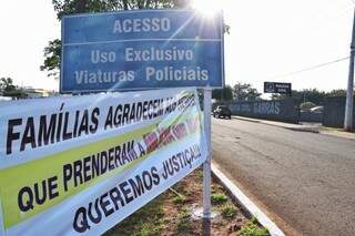 Banner colocado em frente à sede da Garras, na Avenida Ministro João Arinos (Foto: Henrique Kawaminami)