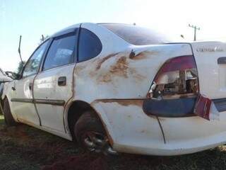 Carro ficou bastante danificado depois de capotagem. (Foto: A Gazeta News)