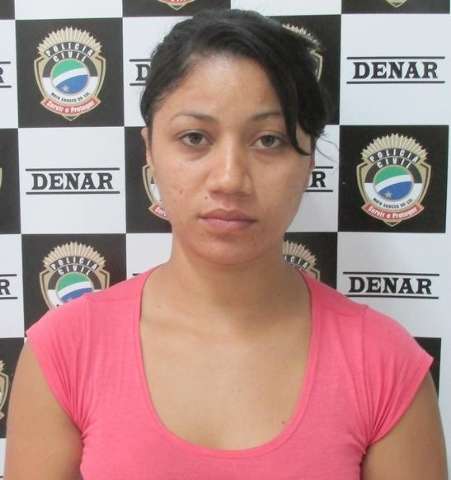 Mulher &eacute; presa com coca&iacute;na dentro de bola de futebol e de sapatos de crian&ccedil;a