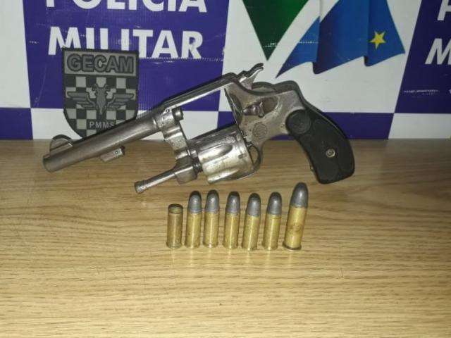 PM recupera moto, arma e prende foragidos que agiram em roubo na Capital 