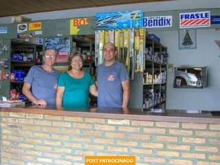 Alberto, Lourdes e Beto na loja que fica na Rua 13 de Maio, no Centro (Foto: Marina Pacheco)