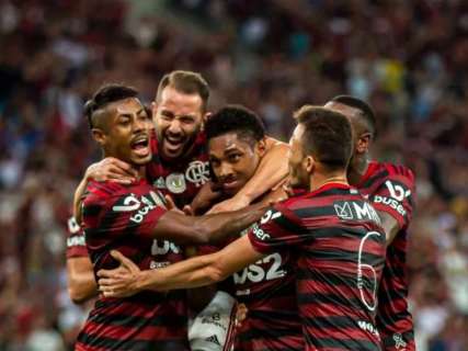 Flamengo faz 3 a 1 no Atlético-MG e se isola na liderança do Brasileirão 