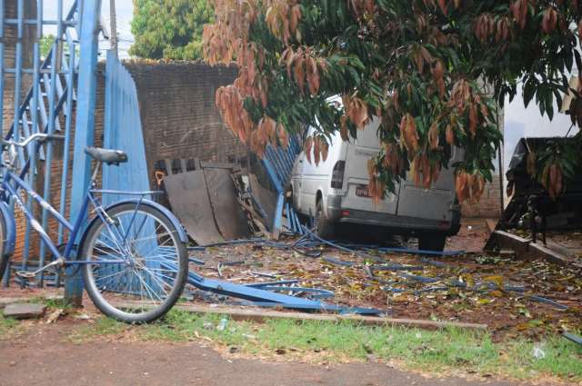 Condutor sofre &ldquo;apag&atilde;o&rdquo;, van derruba port&atilde;o e para em muro de empresa 