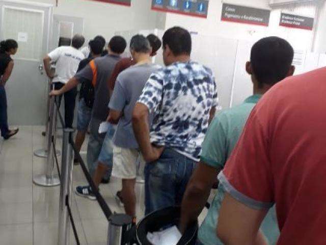 Procon fiscaliza bancos e flagra demora de at&eacute; 2 horas para atendimento 