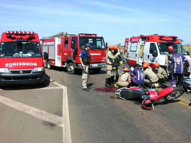  Motociclista perde a perna direita em colis&atilde;o com caminhonete