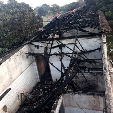 Inc&ecirc;ndio de tr&ecirc;s horas deixa galp&atilde;o completamente destru&iacute;do 