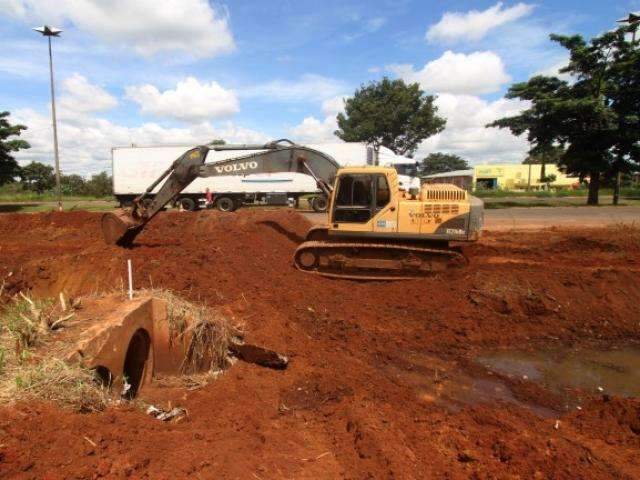 Obras de drenagem s&atilde;o retomadas para evitar alagamentos em bairro