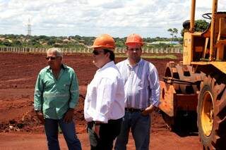 Reitor da UEMS em área onde está sendo construído o campus de Campo Grande (Foto: Assessoria/UEMS)