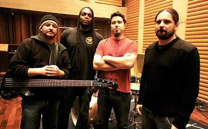 Banda Sepultura se apresenta durante encontro de motociclistas