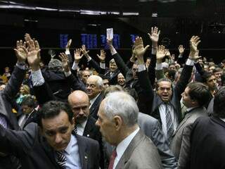 Deputados comemoram a aprovação do novo Código Florestal. (Foto: Folhapress)